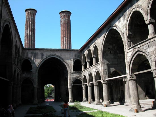 DSCN1912 - Erzurum - çifte minareli medresesi